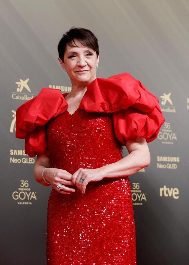 Blanca Portillo, protagonista de Maixabel, apuesta por el color rojo con un vestido de cuerpo de ‘paillettes’ y voluminosas mangas.