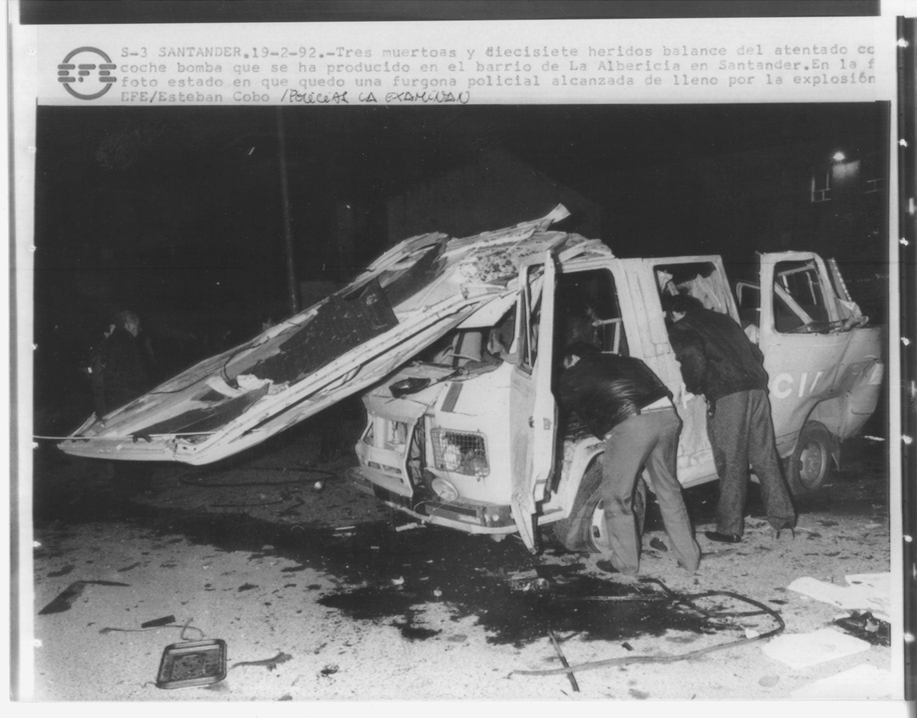 Vehículo policial destrozado tras la explosión de un coche bomba en el cruce de La Albericia. Al paso de un furgón de la Policía Nacional, los terroristas detonaron la bomba que mató a 3 personas e hirió a otras 17.