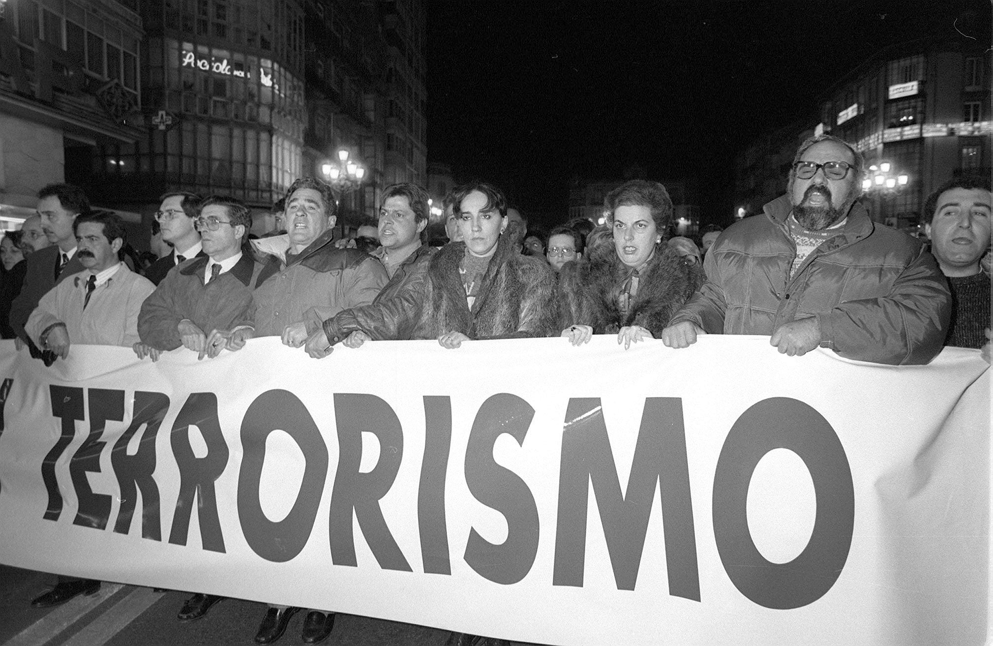 Familiares y amigos de las víctimas del atentando y representantes insritucionales en la manifestación contra ETA que se celebró el día 21 de febrero de 1992. 