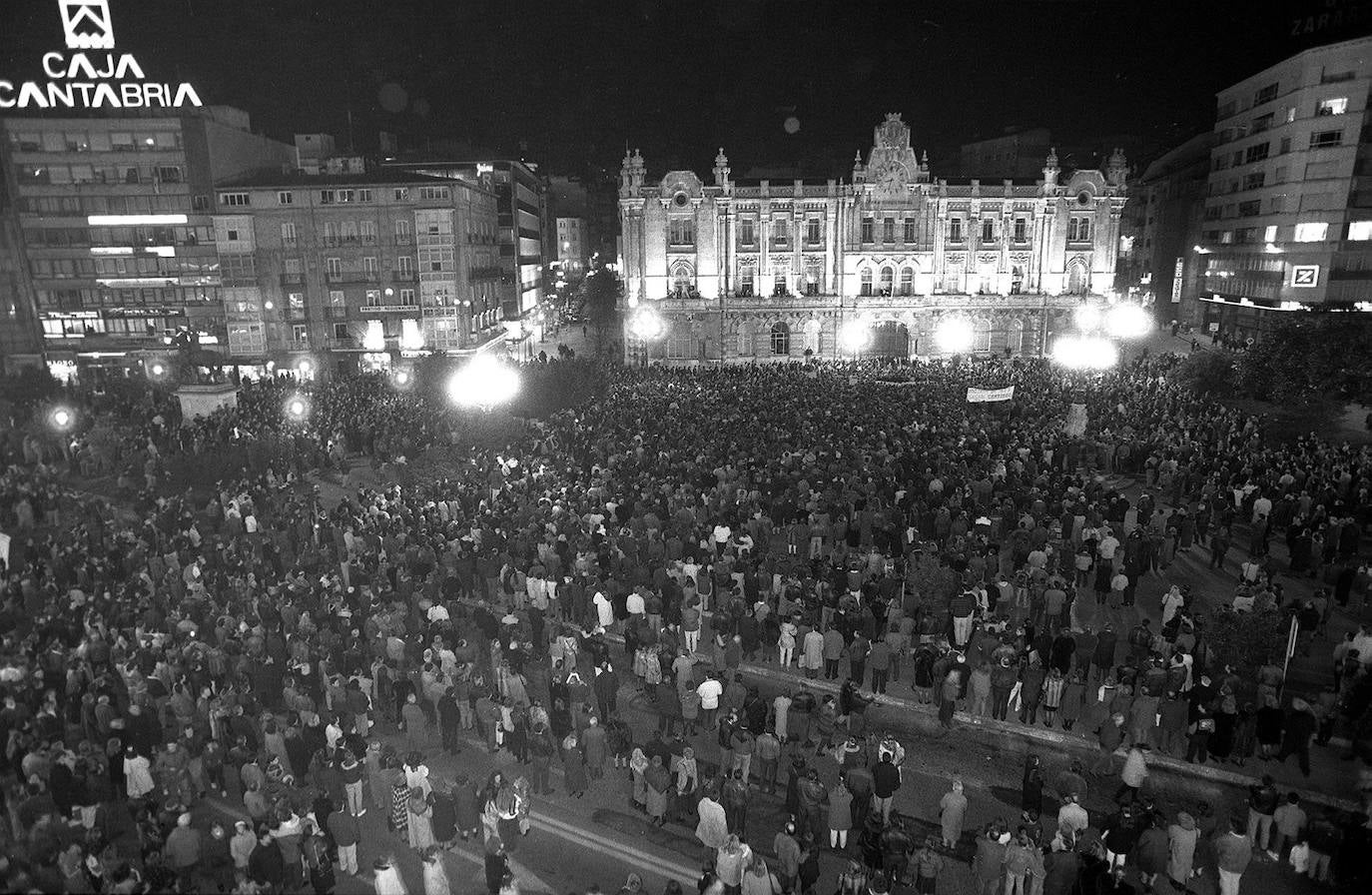 Miles de personas se manifestaron junto al Ayuntamiento de Santander para mostrar su repulsa al atentado terrorista.