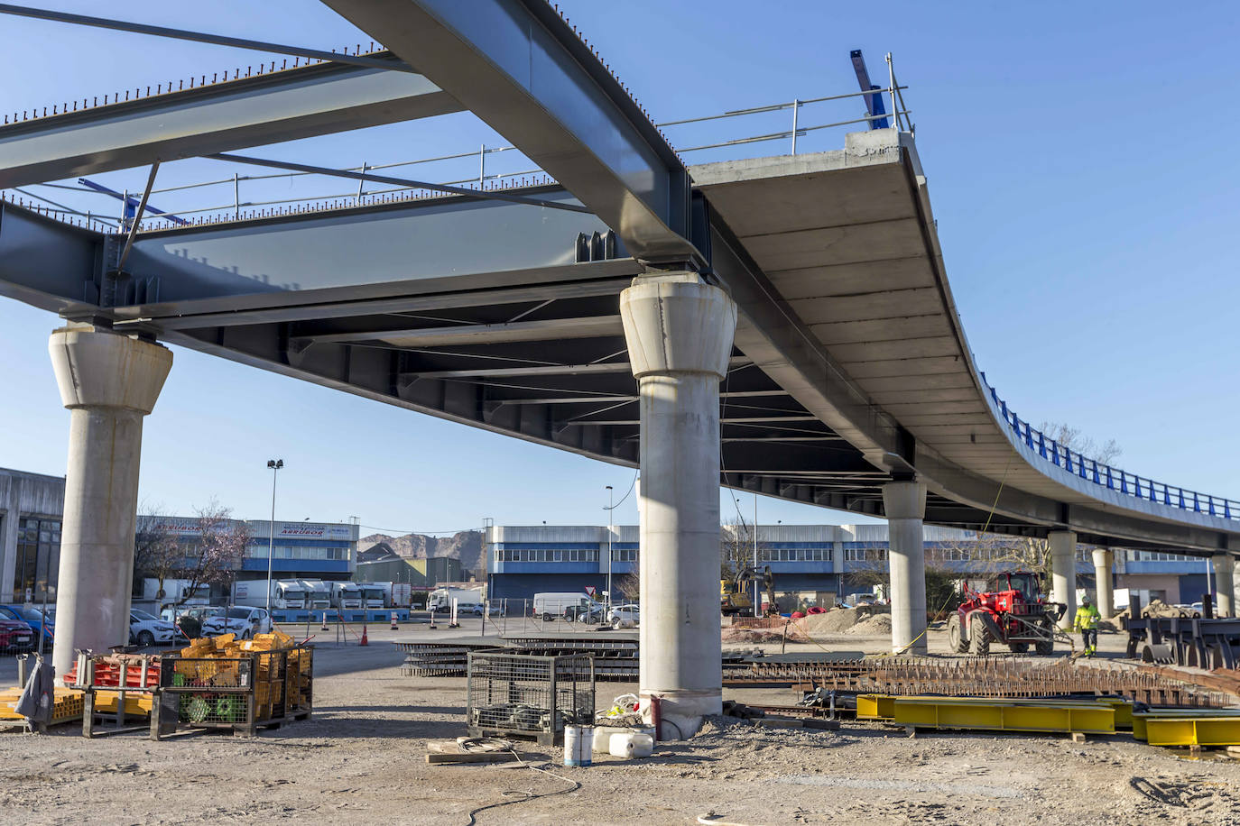 Una vez construido el esqueleto del proyecto, que arrancó en el mes de septiembre de 2018, «se están colocando las prelosas que sirven como ‘moldes’ para los trabajos de hormigonado», 