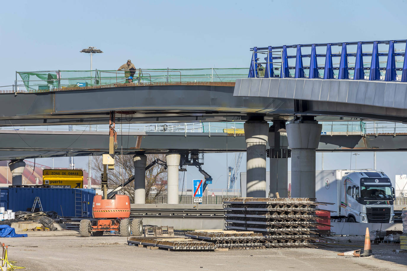 El nuevo enlace está conformado por una rotonda elevada sobre la A-67 y la línea de ferrocarril del Puerto, desde la que parten rampas que conectan con la glorieta y la entrada y salida de Citrasa.