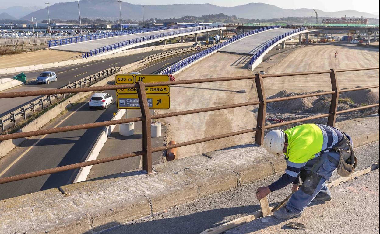 Un operario trabajaba la semana pasada sobre la rotonda elevada que canalizará el tráfico en el nuevo acceso al Puerto de Santander.