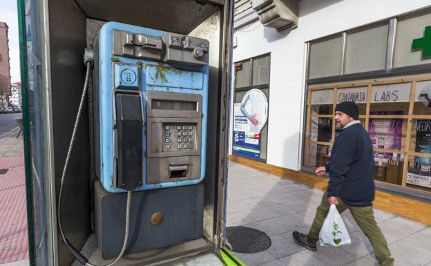 Calle Alta. Una de las cuarenta cabinas que quedan en Santander