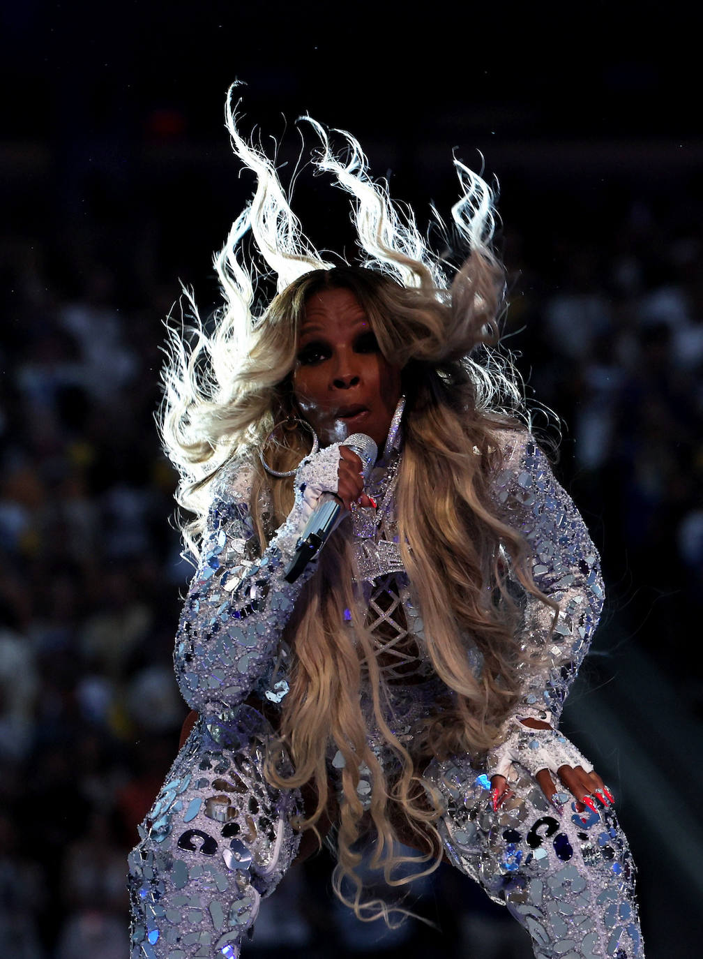 Mary J. Blige actúa en el descanso de la Super Bowl LVI. 