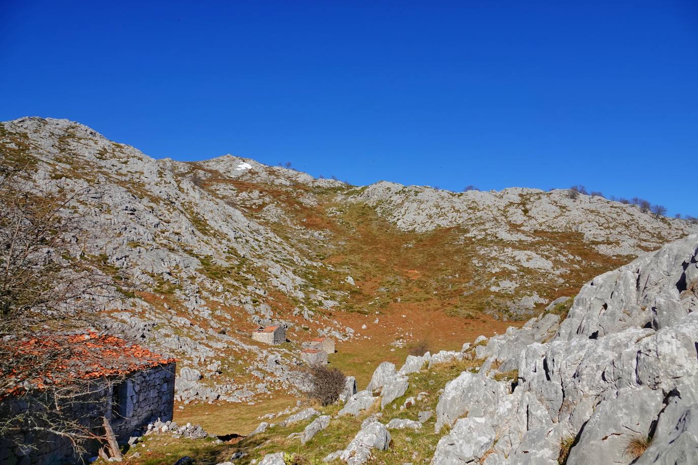 La ascensión a Peña Main (1605m), en pleno macizo de los Urrieles, no resulta complicada y, sin embargo, esta cumbre es una atalaya perfecta para observar los tres macizos de los Picos de Europa y sus cimas más altas y míticas.