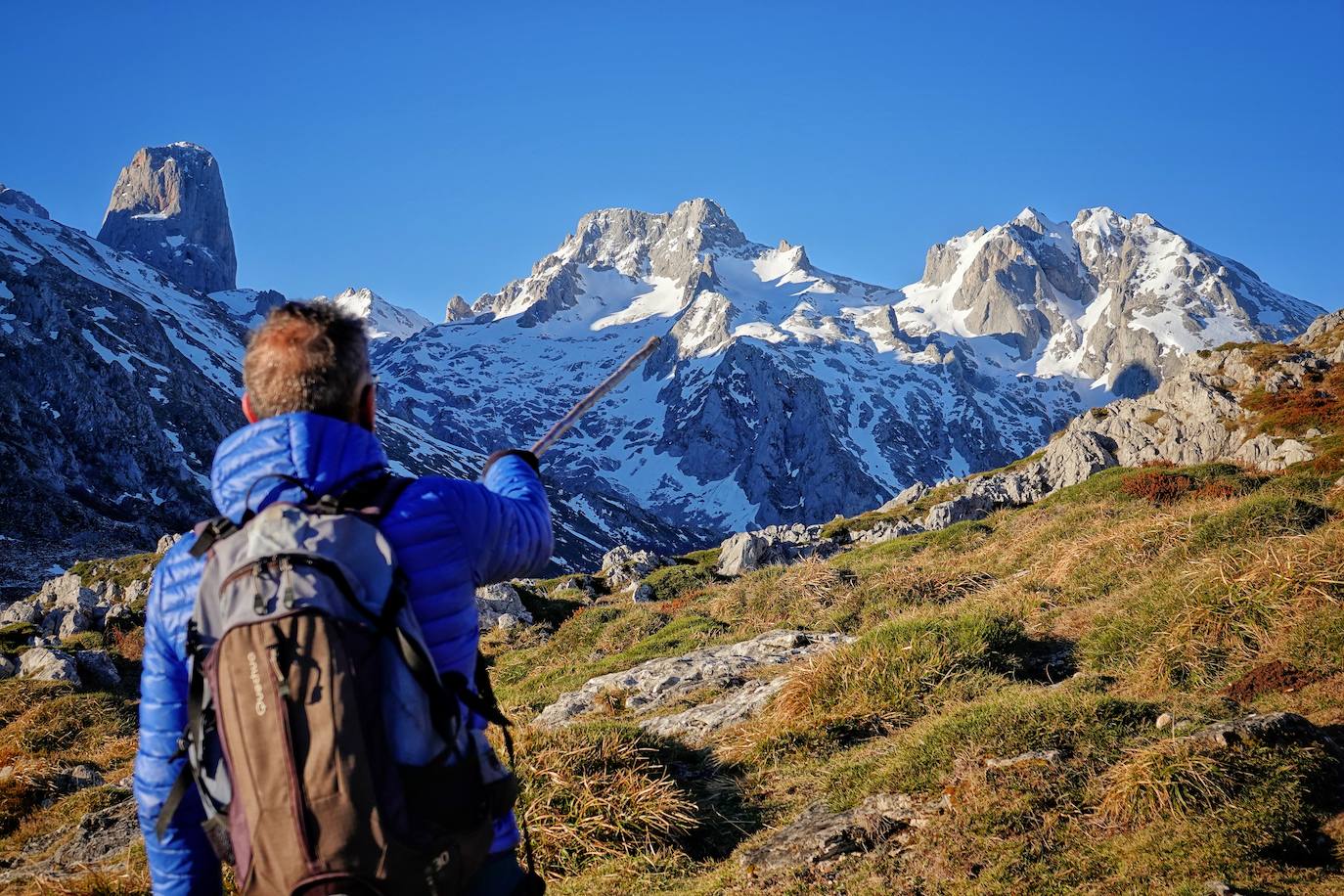 La ascensión a Peña Main (1605m), en pleno macizo de los Urrieles, no resulta complicada y, sin embargo, esta cumbre es una atalaya perfecta para observar los tres macizos de los Picos de Europa y sus cimas más altas y míticas.