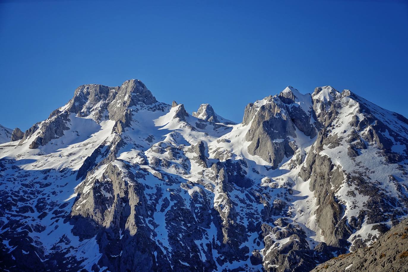 La ascensión a Peña Main (1605m), en pleno macizo de los Urrieles, no resulta complicada y, sin embargo, esta cumbre es una atalaya perfecta para observar los tres macizos de los Picos de Europa y sus cimas más altas y míticas.