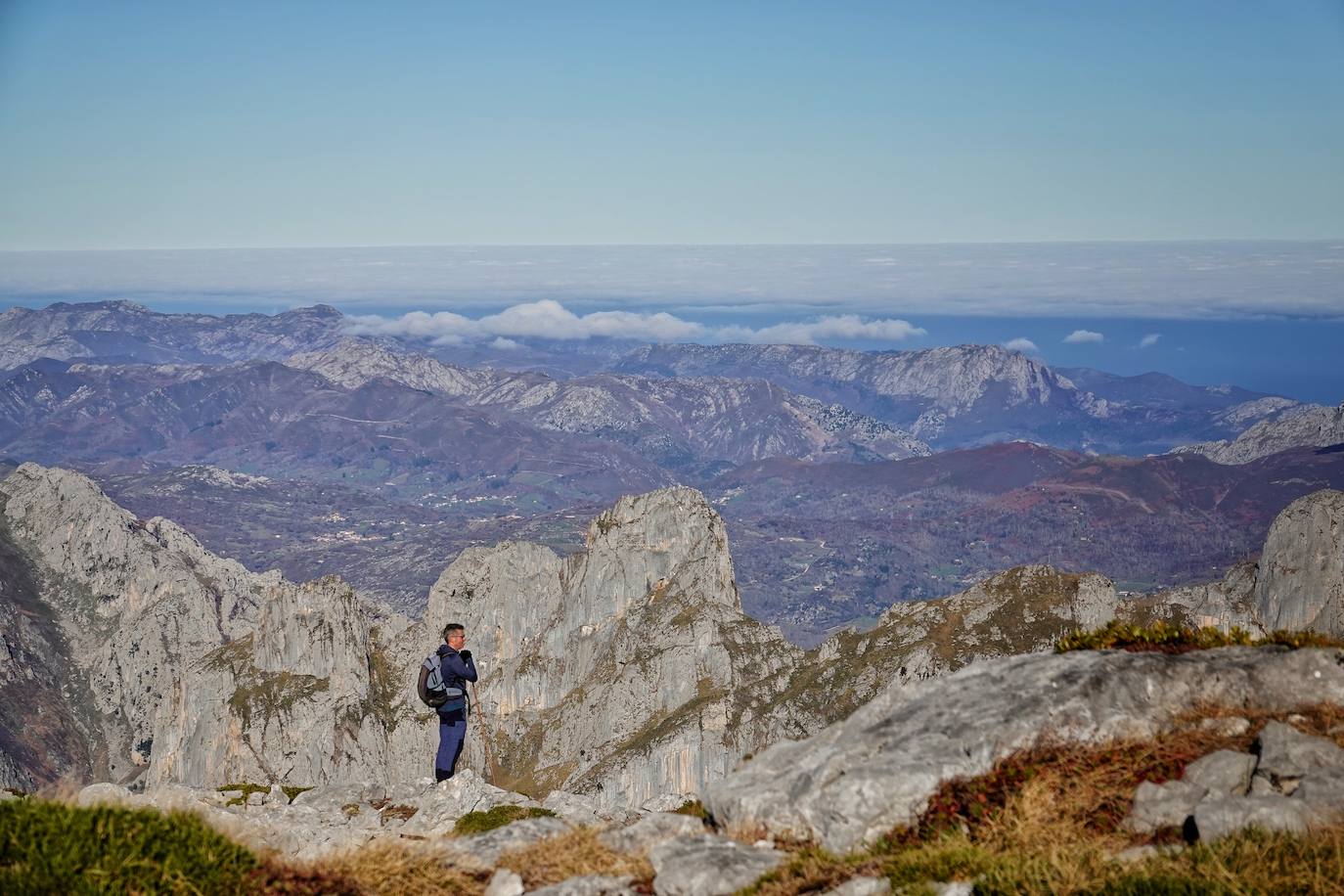 La ascensión a Peña Main (1605m), en pleno macizo de los Urrieles, no resulta complicada y, sin embargo, esta cumbre es una atalaya perfecta para observar los tres macizos de los Picos de Europa y sus cimas más altas y míticas.