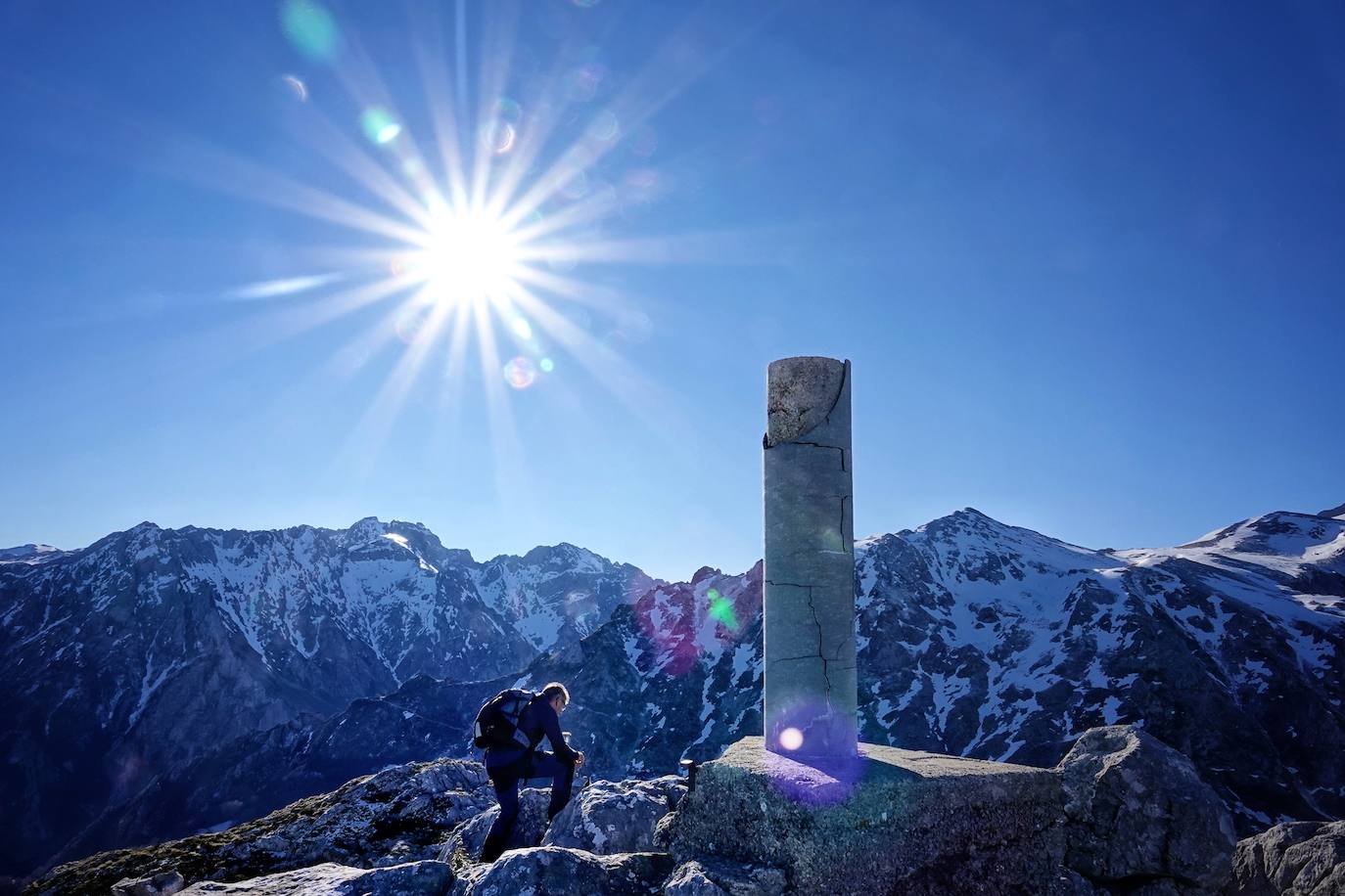 La ascensión a Peña Main (1605m), en pleno macizo de los Urrieles, no resulta complicada y, sin embargo, esta cumbre es una atalaya perfecta para observar los tres macizos de los Picos de Europa y sus cimas más altas y míticas.