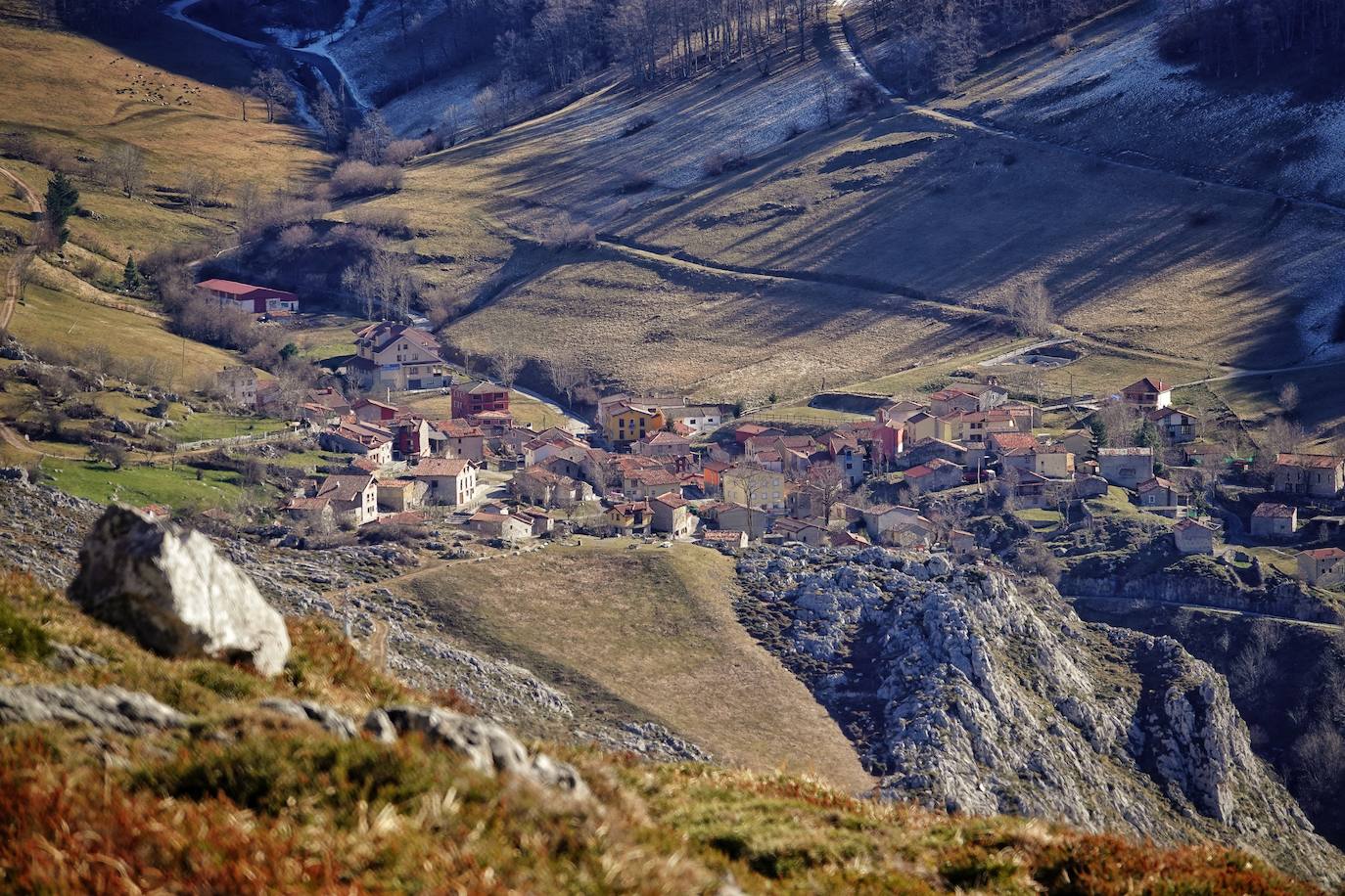 La ascensión a Peña Main (1605m), en pleno macizo de los Urrieles, no resulta complicada y, sin embargo, esta cumbre es una atalaya perfecta para observar los tres macizos de los Picos de Europa y sus cimas más altas y míticas.