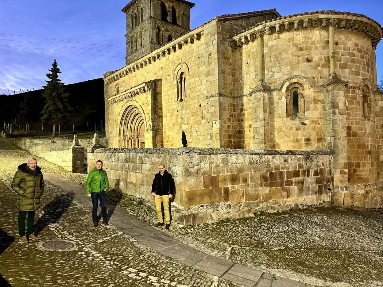 Autoridades de Campoo de Enmedio, junto a la Colegiata, que ya disfruta de la nueva iluminación exterior. 