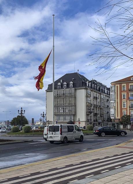 Imagen - Las fuertes rachas de viento ayer en Santander rompieron la bandera de Puertochico, que volvió a ser retirada, cuatro meses después de su colocación. En septiembre se quitó por motivos de seguridad