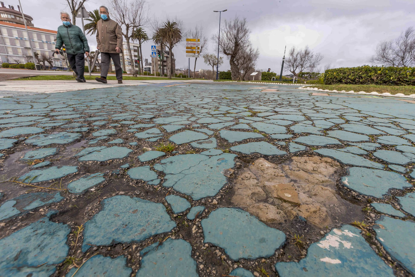 Junto al puesto de helados, frente al paso de cebra, el suelo está cuarteado y repleto de grietas.