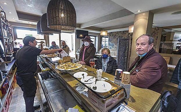 «Somos muy de barra. Disfruto más aquí que tomando algo en la terraza»