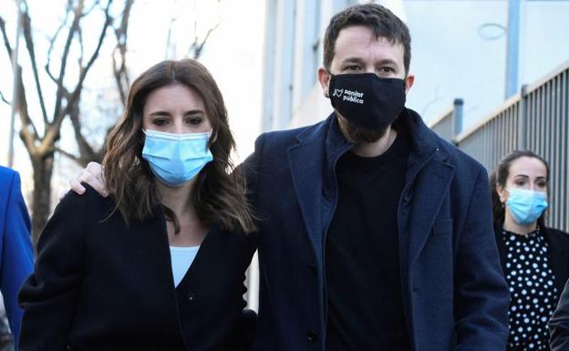 Pablo Iglesias e Irene Montero llegando al juicio.