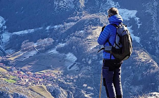 Imagen. La ascensión a Peña Maín regala una visión magnifica del pueblo de Sotres a vista de pájaro.