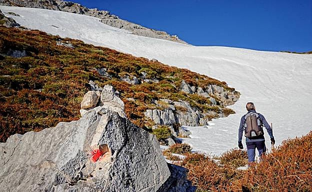 Imagen. El camino de ascenso hacia Peña Maín se marca, constante, con jitos de piedra y señales de pintura en la roca.