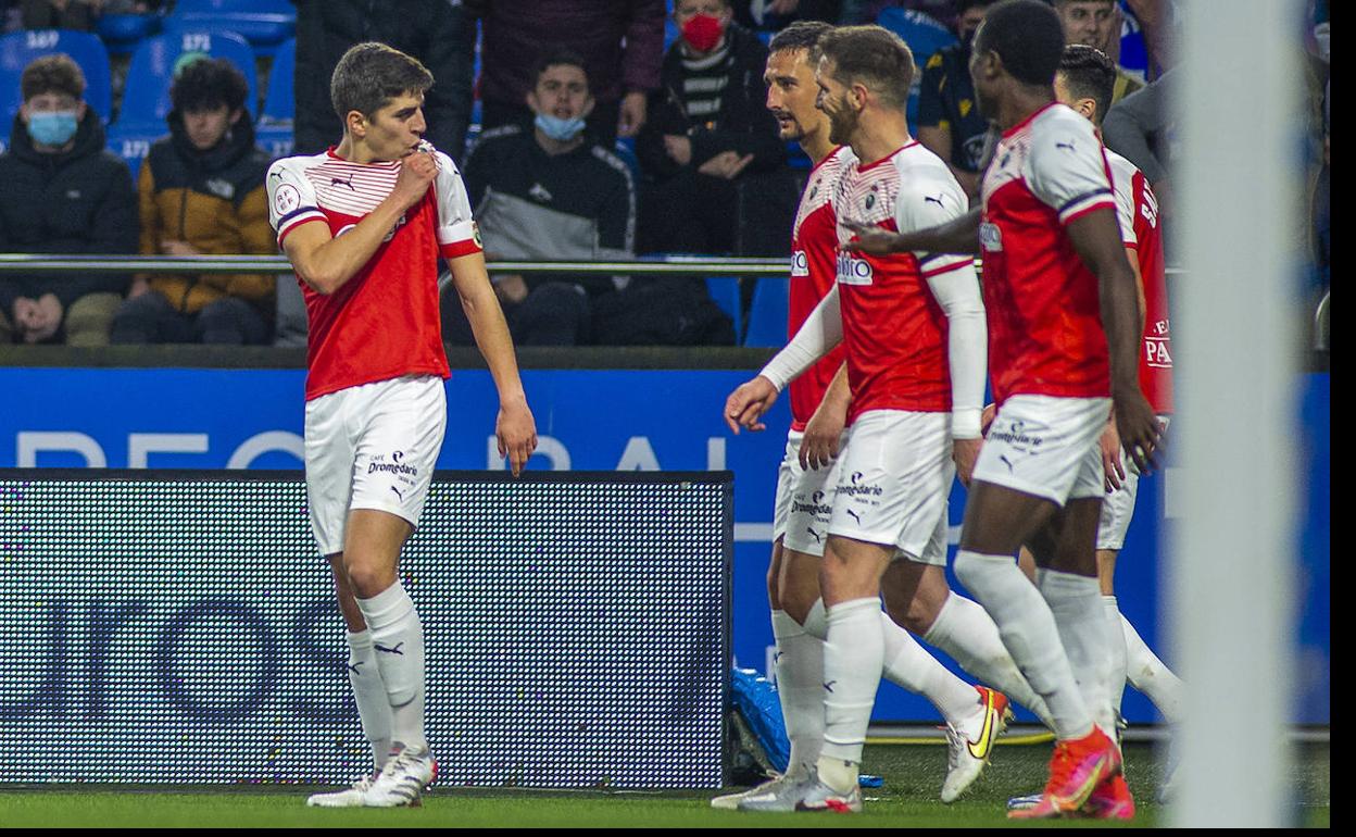 Íñigo Sainz-Maza se besa el escudo tras anotar el gol del triunfo.