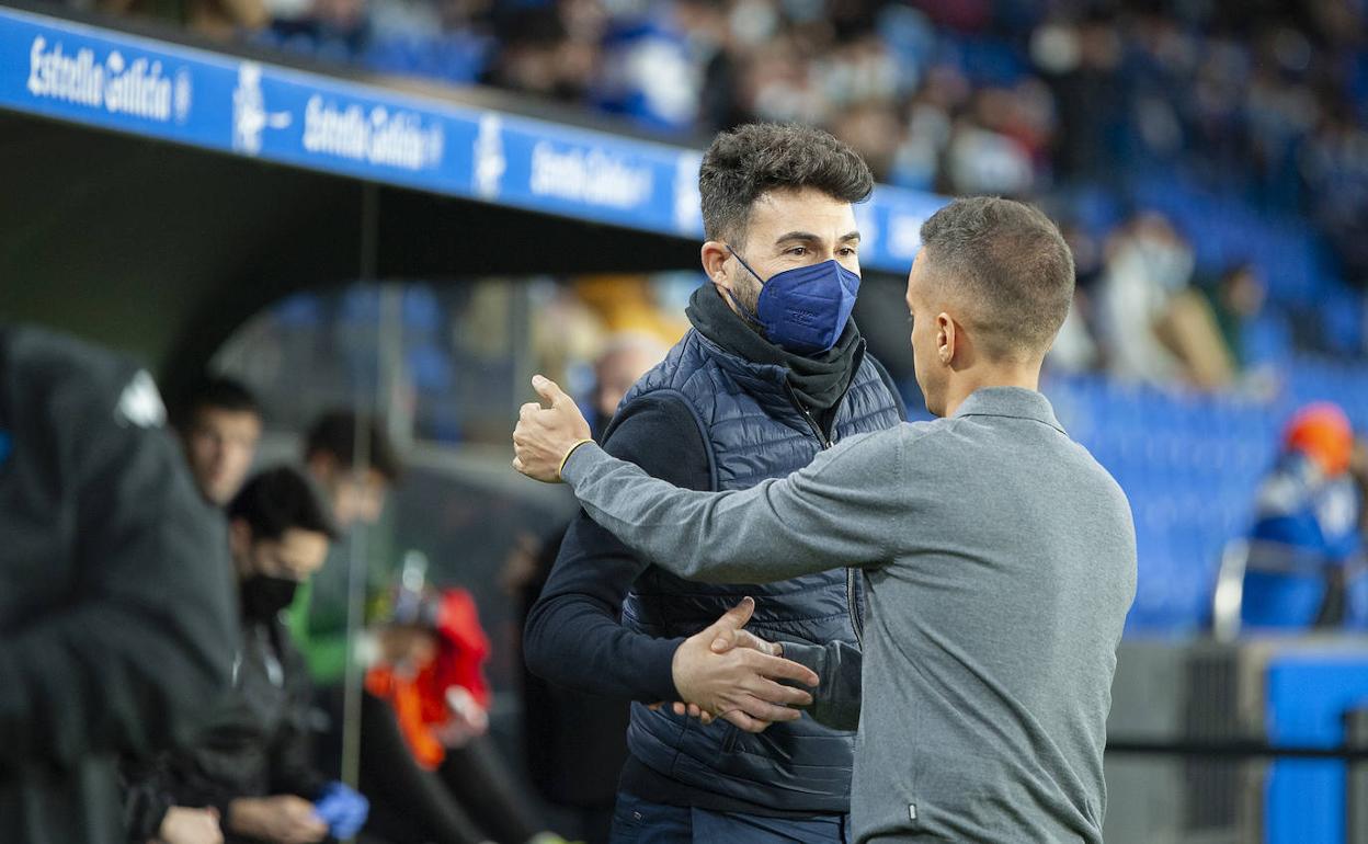 Abrazo entre Guille Romo y Borja Jiménez, los dos entrenadores antes del partido.