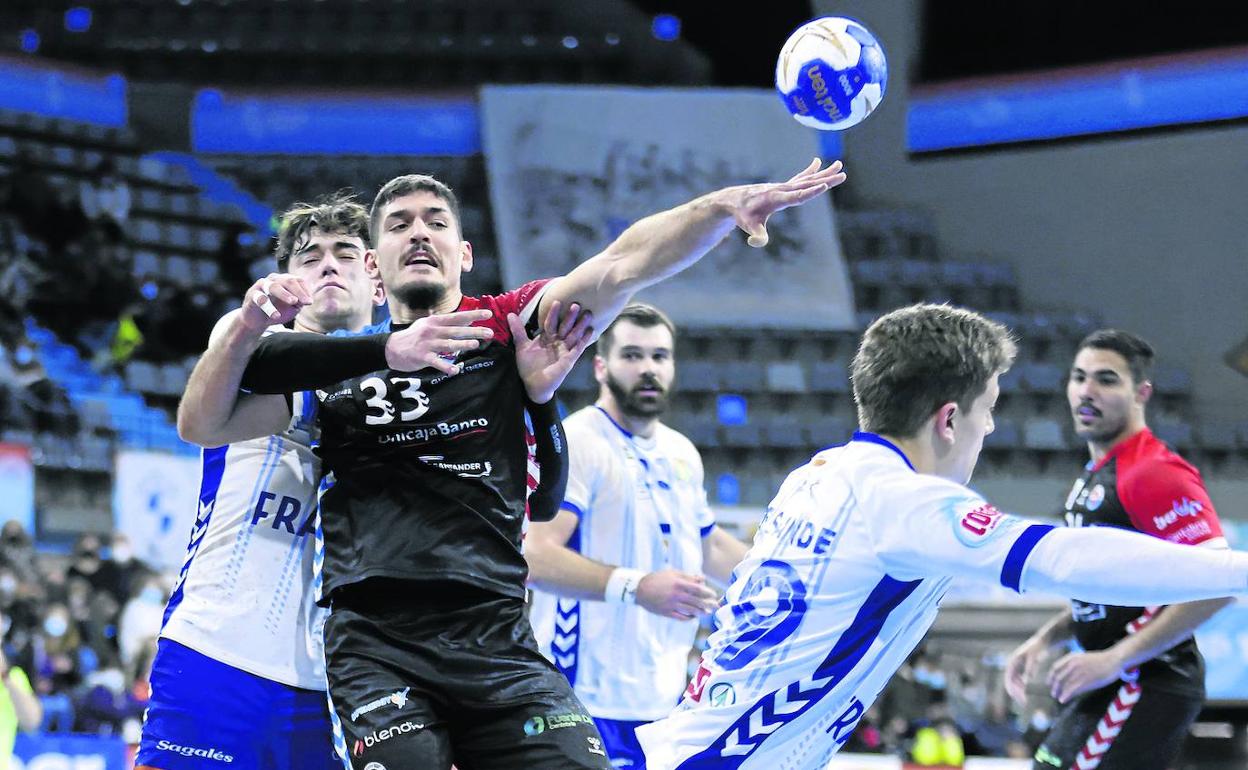 Nico Zungri se hace un hueco para lanzar a la portería del Granollers en un momento del partido de este martes. 