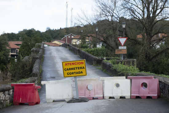 Imagen de archivo de diciembre, cuando el Ayuntamiento de Piélagos cortó el acceso al puente tras las riadas por el riesgo de colapso.