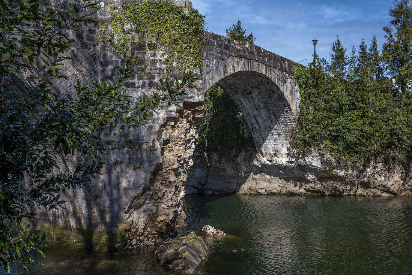 Estado actual del puente tras la crecida del río Pas a finales de noviembre.