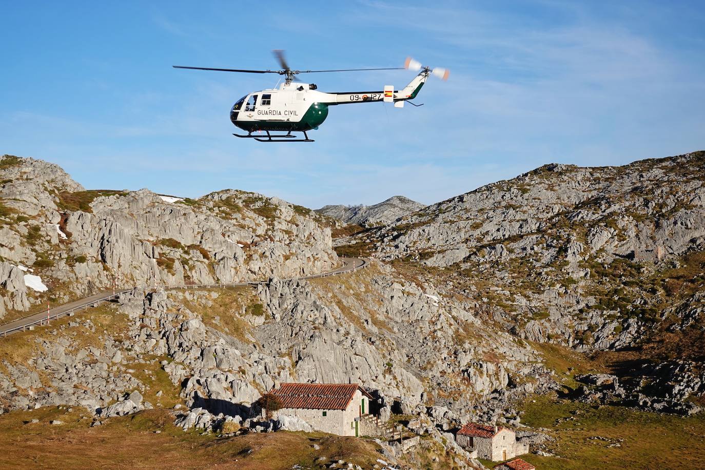 El cuerpo sin vida de Carlos Ugidos, el montañero de LLanes desaparecido en Picos de Europa, fue hallado este jueves en la ladera norte del pico Mancondiú y las primeras hipótesis apuntan a una caida por una ladera de fuerte pendiente