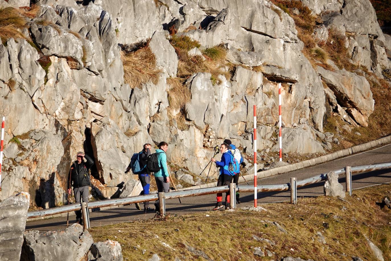 El cuerpo sin vida de Carlos Ugidos, el montañero de LLanes desaparecido en Picos de Europa, fue hallado este jueves en la ladera norte del pico Mancondiú y las primeras hipótesis apuntan a una caida por una ladera de fuerte pendiente