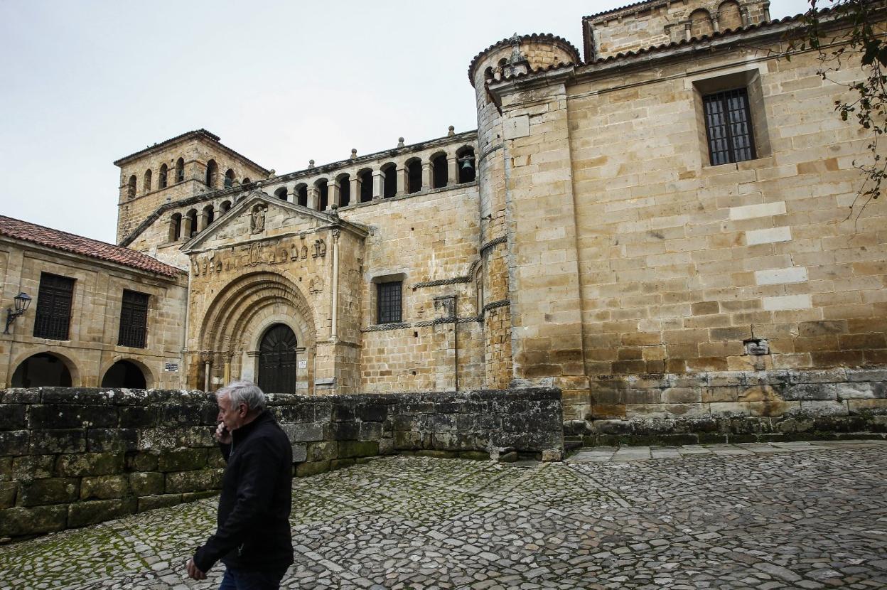 Un hombre pasea cerca de la Colegiata de Santa Juliana, objeto de la denuncia al igual que otros inmuebles del casco histórico. 