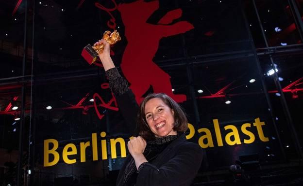 Carla Simon, con su flamante Oso de Oro, en la Berlinale. 