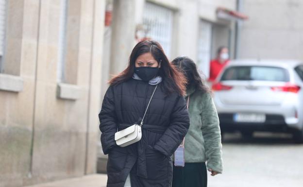 Luzmar, la esposa de Edwin Córdoba, uno de los tripulantes del buque pesquero Villa de Pitanxo con base en Marín (Pontevedra), acude a la armadora del Grupo Nores.