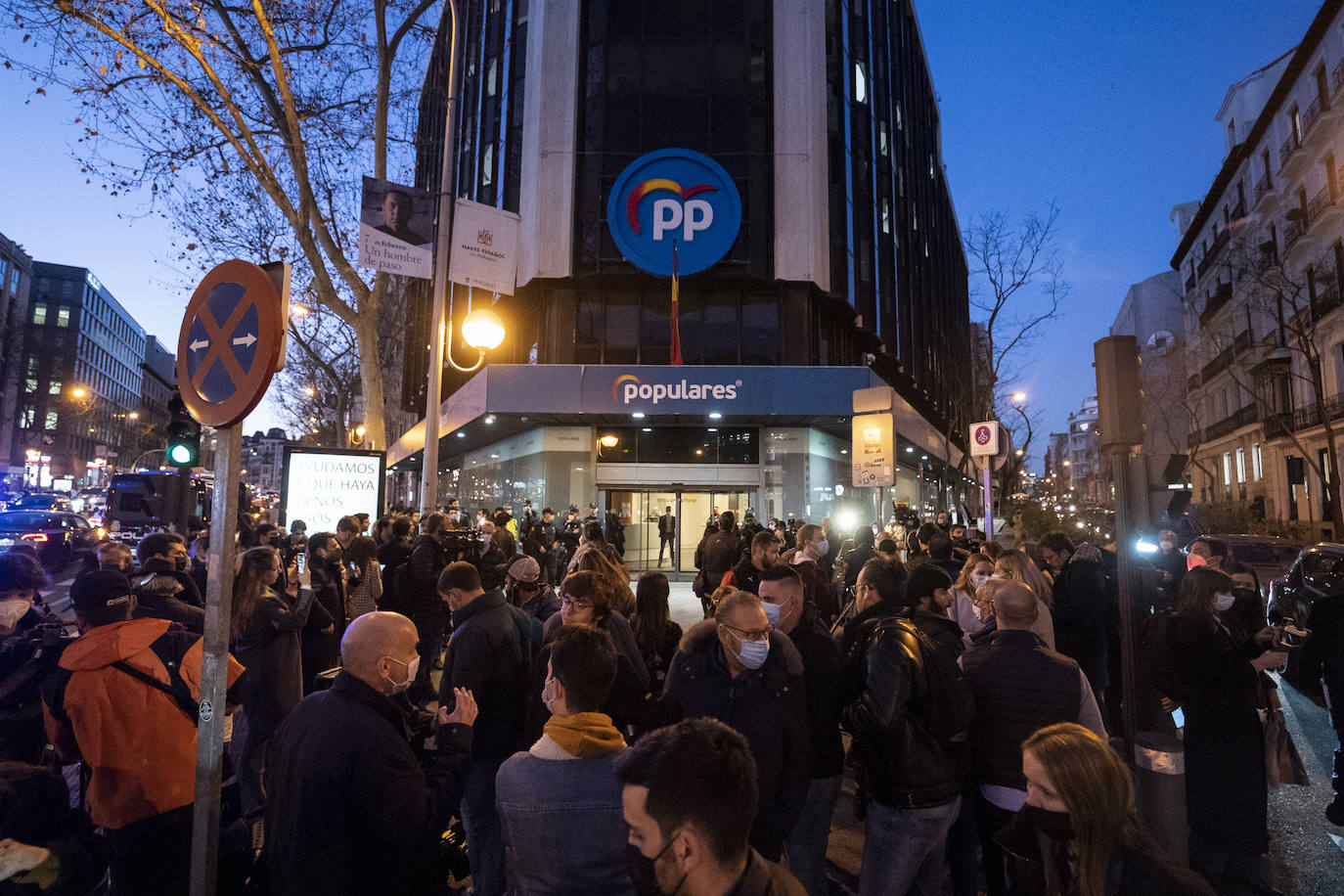 Los partidarios de Ayuso protestarobn el jueves por la tarde frente a la sede del PP en la calle Génova de Madrid