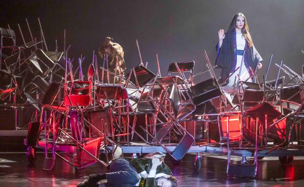 La mezzosoprano Cristina del Barrio y el actor Daniel de la Hoz durante el ensayo general de una de las escenas más impactantes del espectáculo.