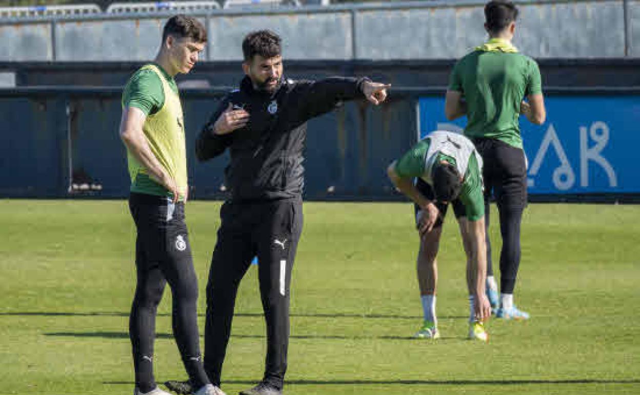 Imagen de archivo de un entrenamiento dirigido por Guillermo Fernández Romo en las instalaciones Nando Yosu de la Albericia.