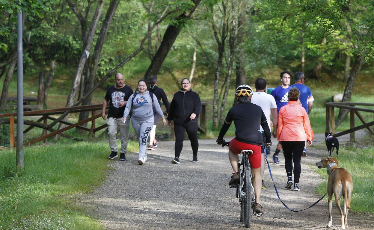 Paseantes en La Viesca.