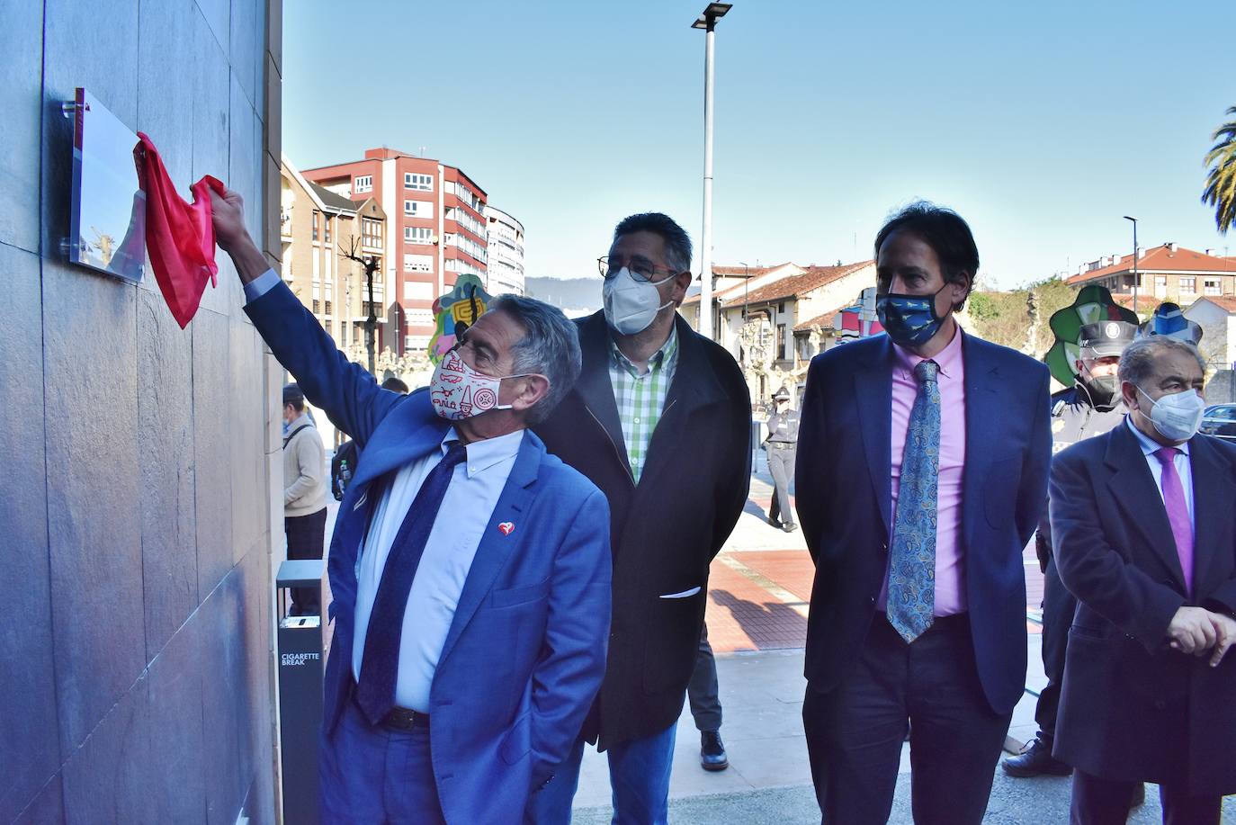 Imagen tomada durante la presentación de las instalaciones, a la que han acudido representantes del Gobierno de Cantabria, de Los Corrales y de distintas asociaciones. 