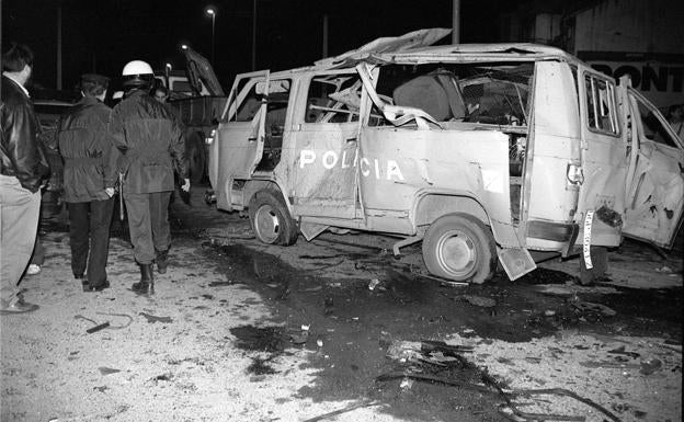 Imagen. Así quedó el vehículo policial, que era el objetivo de los terroristas de ETA. 