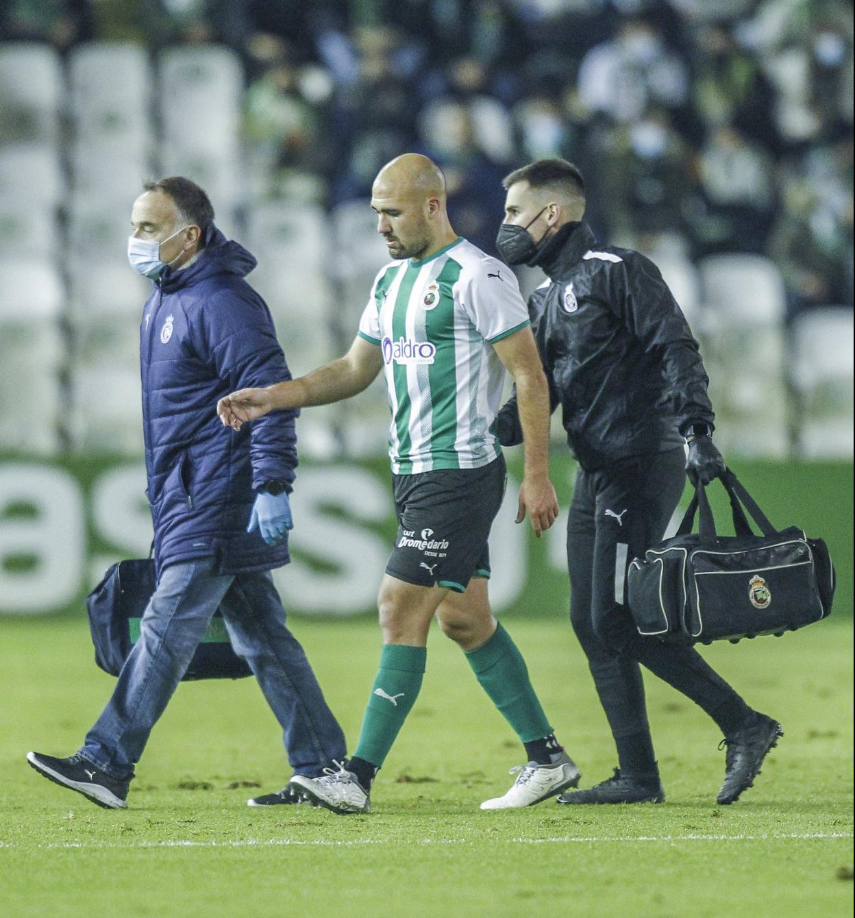 Unai Medina abandona el césped tras su lesión. 