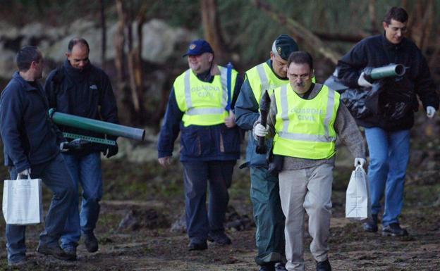 Lanzagranadas encontrados en la Isla de Pedrosa apuntado al Aeropuerto de Santander en 2005. / 