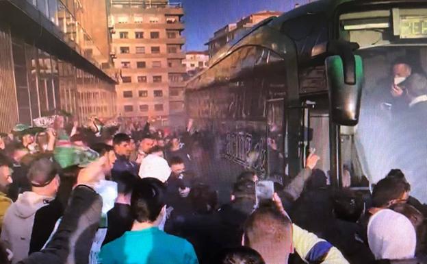 Los racinguistas se han acercado hasta el Hotel Corona a dar la bienvenida a los jugadores.