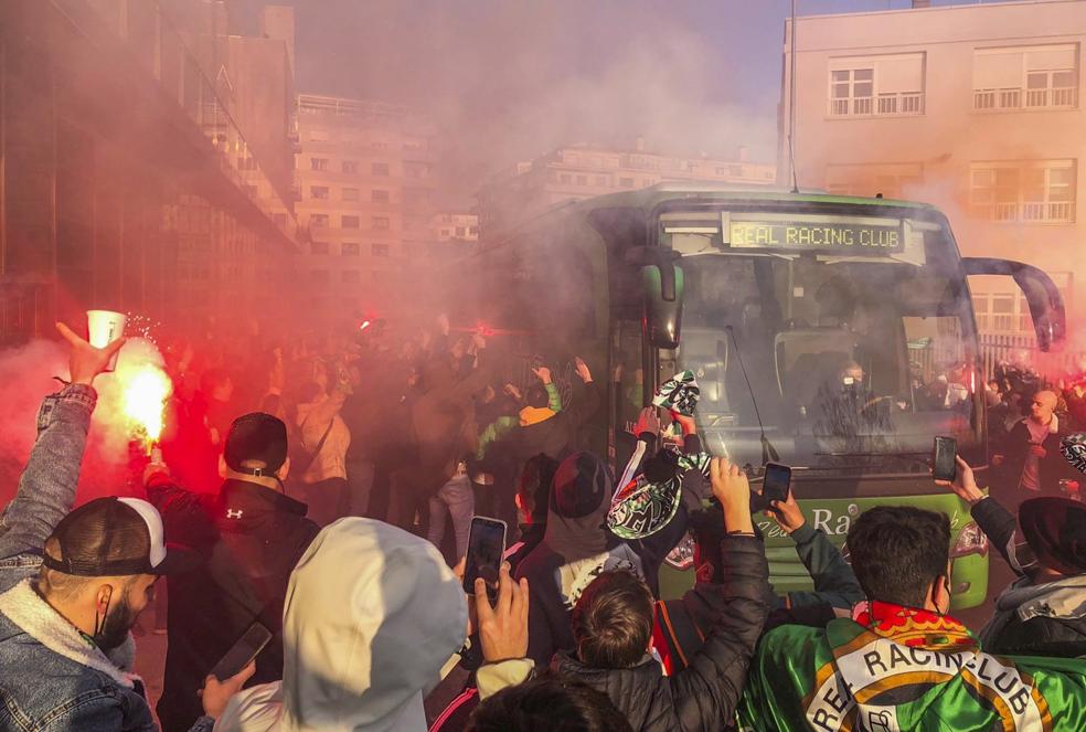  La afición recibe al autobús del Racing a su llegada al hotel de Salamanca. Bengalas, bufandas y banderas y un espectáculo de cánticos que arrancaron los aplausos de los propios futbolistas.