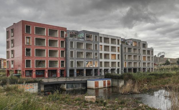 El 'Hotel Albania', en Nueva Montaña. Así lo llaman quienes lo habitan. Este edificio iba a destinarse a viviendas, pero la crisis económica lo dejó a medio construir.