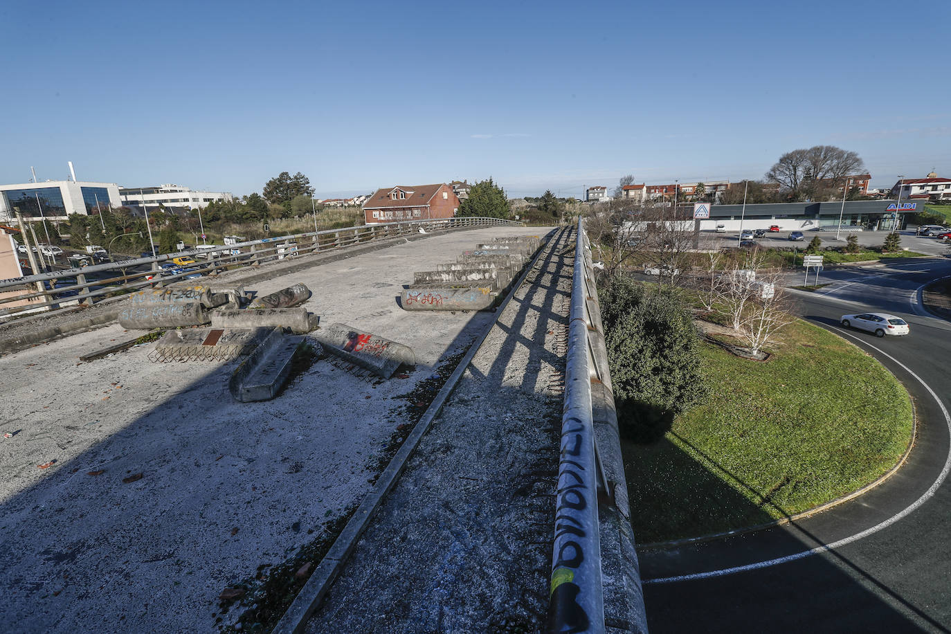 Puente a ninguna parte en la S-20. Con los dos accesos cortados, este puente lleva casi treinta años abandonado. Las obras se pararon por la presión vecinal.