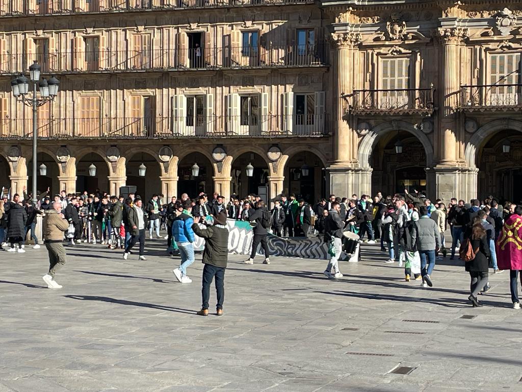 El desfile de los Racinguistas por Salamanca, presidido por una pancarta de la Gradona de los Malditos. 