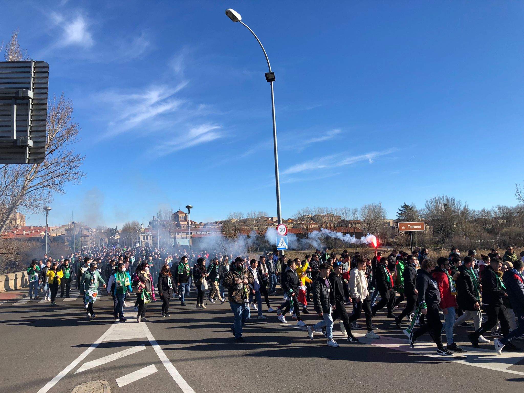 El desfile de los Racinguistas por Salamanca, presidido por una pancarta de la Gradona de los Malditos. 