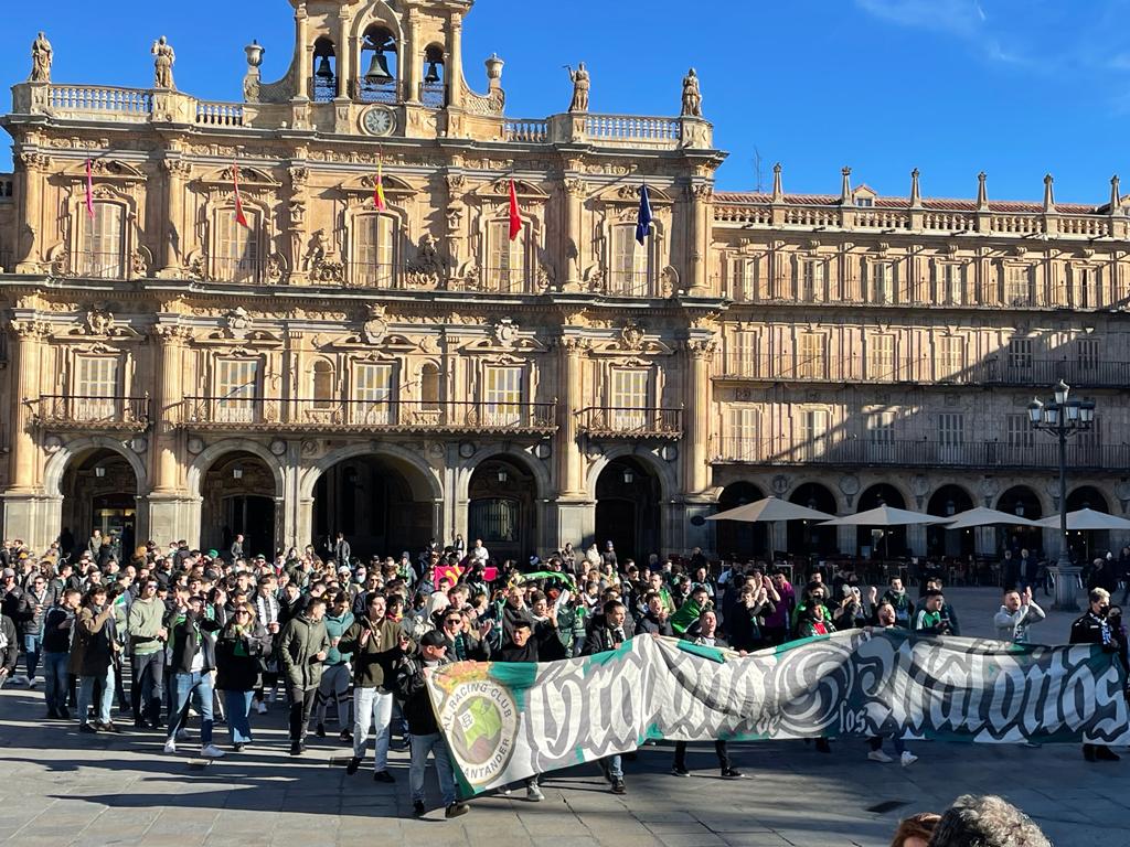 El desfile de los Racinguistas por Salamanca, presidido por una pancarta de la Gradona de los Malditos. 