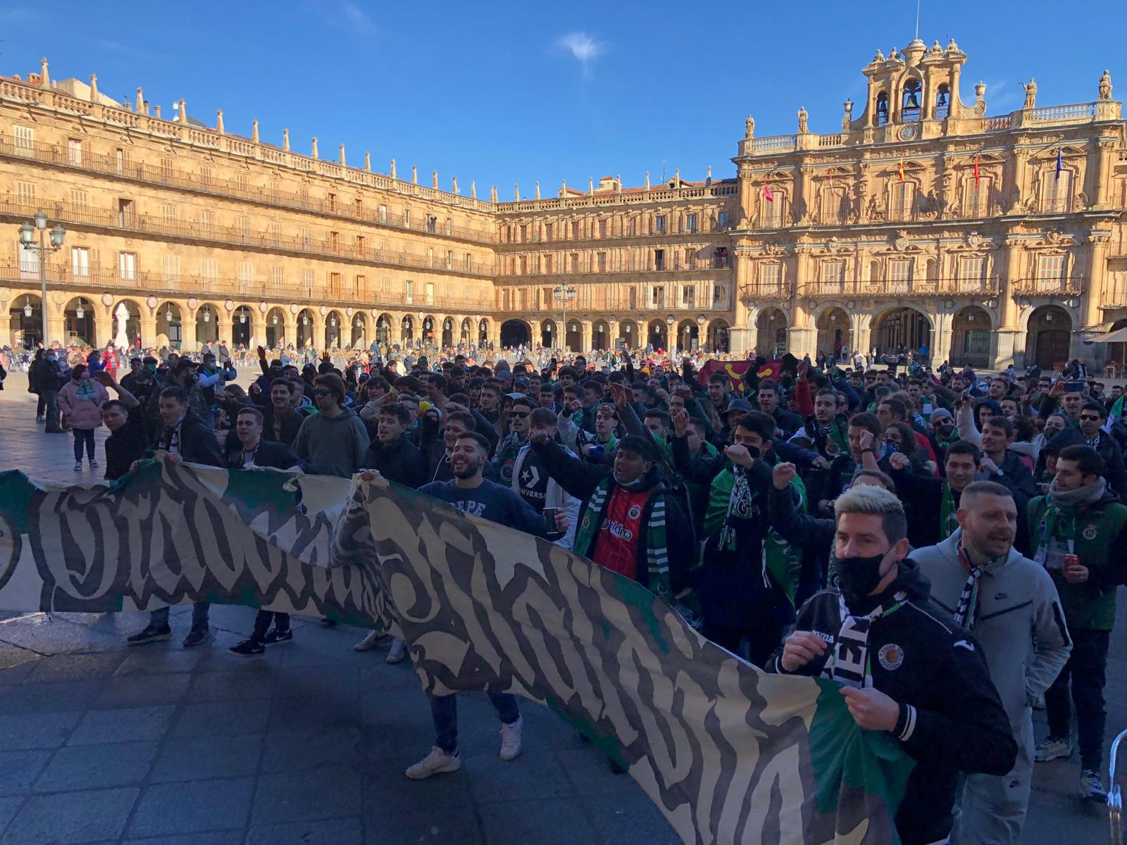 El desfile de los Racinguistas por Salamanca, presidido por una pancarta de la Gradona de los Malditos. 