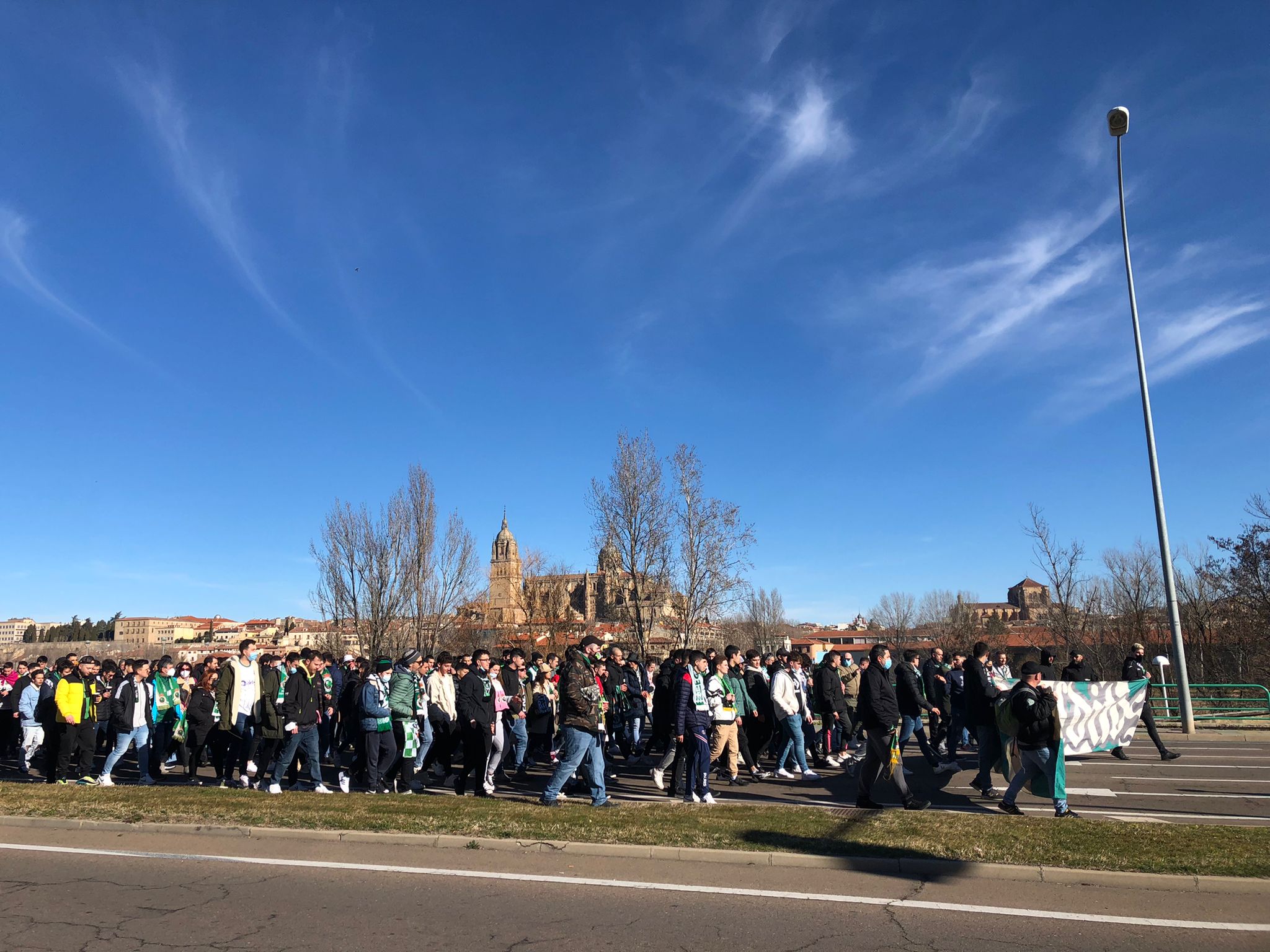 El desfile de los Racinguistas por Salamanca, presidido por una pancarta de la Gradona de los Malditos. 