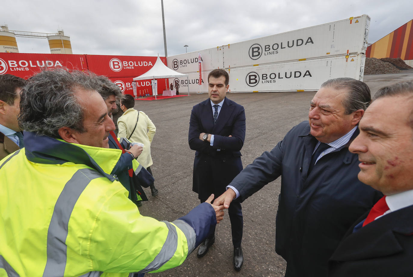 El presidente de Cantabria, Miguel Ángel Revilla; y el director de Planificación de Puertos del Estado, Manuel Arana, entre otros, han asistido a la colocación de la primera piedra de la terminal de contenedores de Boluda Shipping en el Espigón Norte de Raos.